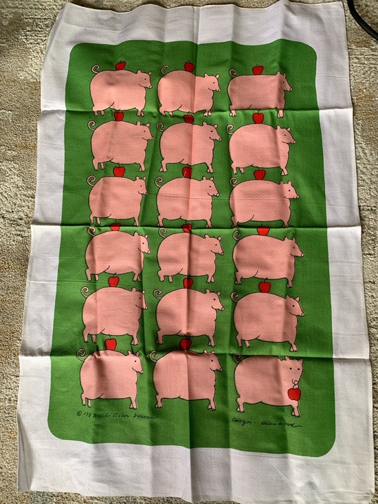 Lillian Vernon Other - Lillian Vernon 1983 Pink Pig Pattern Tea Towel with Green Background new